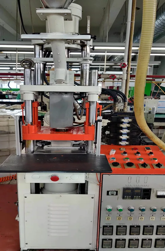 Pressa a iniezione verticale nel reparto MTTJ di Tianjin