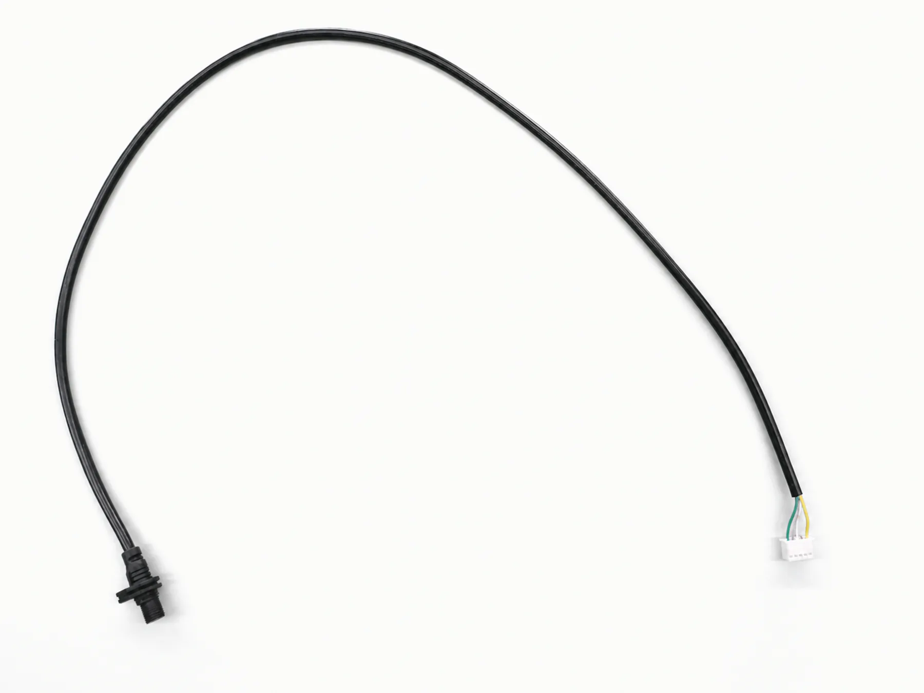 Cable negro compacto con conector moldeado visto desde arriba para revisar recorrido y posición del conector.