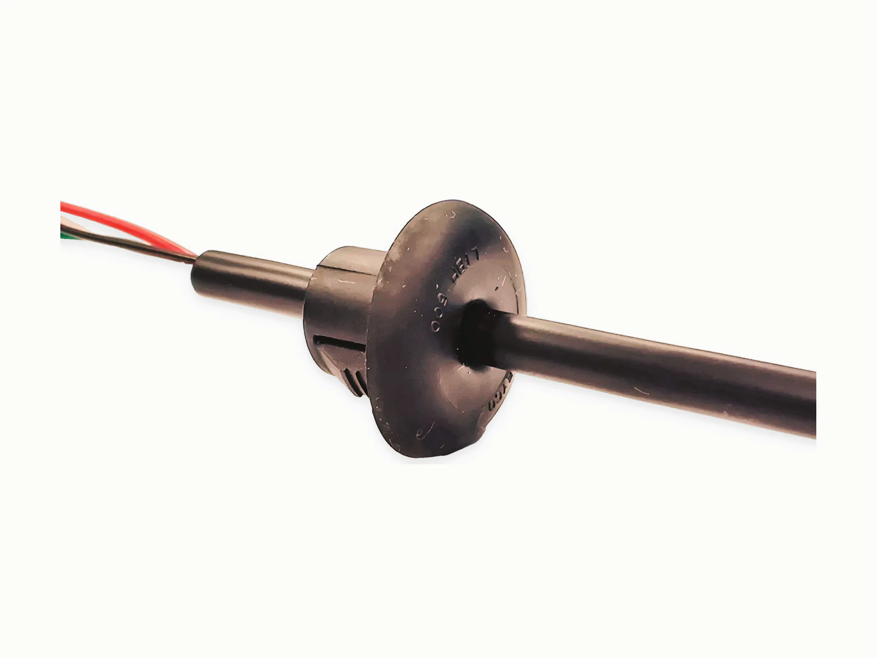 Vista cercana de una salida de cable negra sobremoldeada y su alivio de tensión