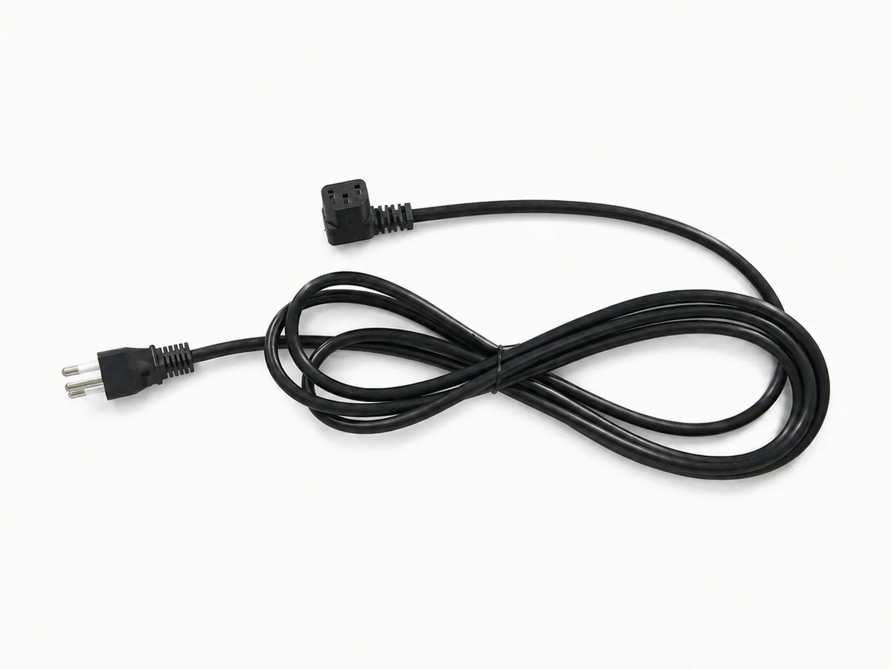 Zwart snoer met stekker voor de Braziliaanse markt en haakse C13-apparatuurconnector.