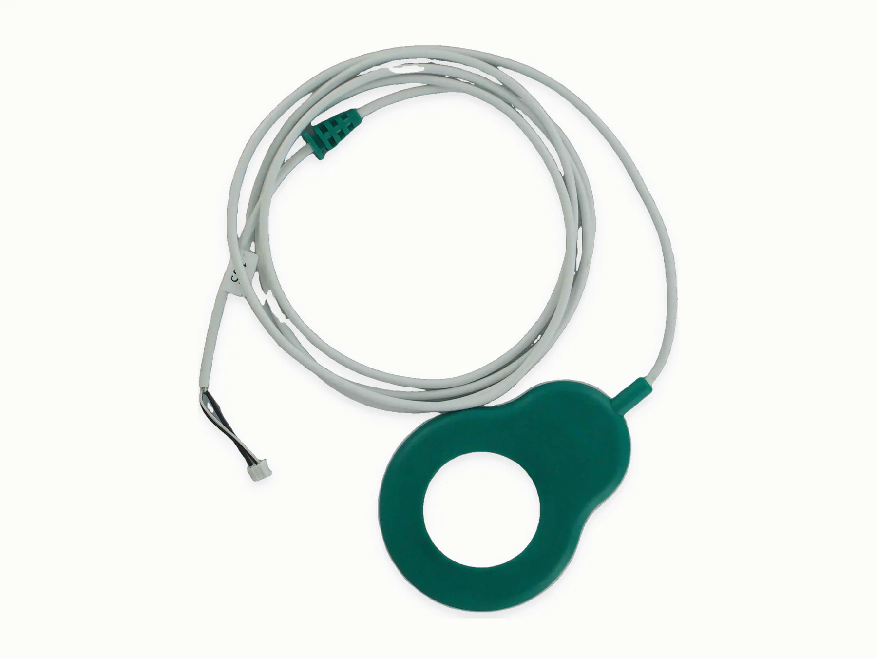 Assemblaggio di cavo grigio con un componente circolare verde su sfondo bianco caldo
