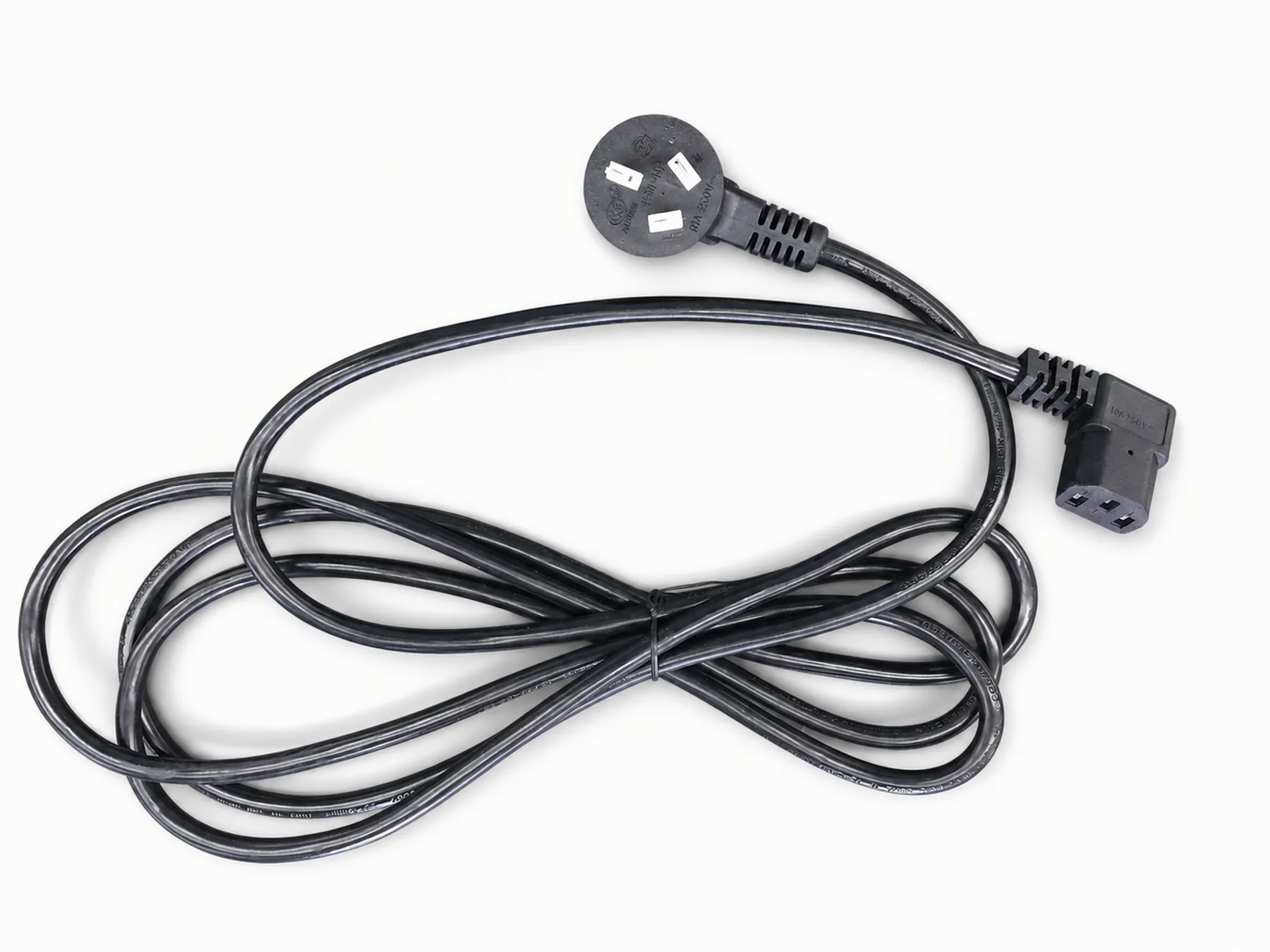 Zwart snoer met stekker voor de Chinese markt en haakse C13-apparatuurconnector.