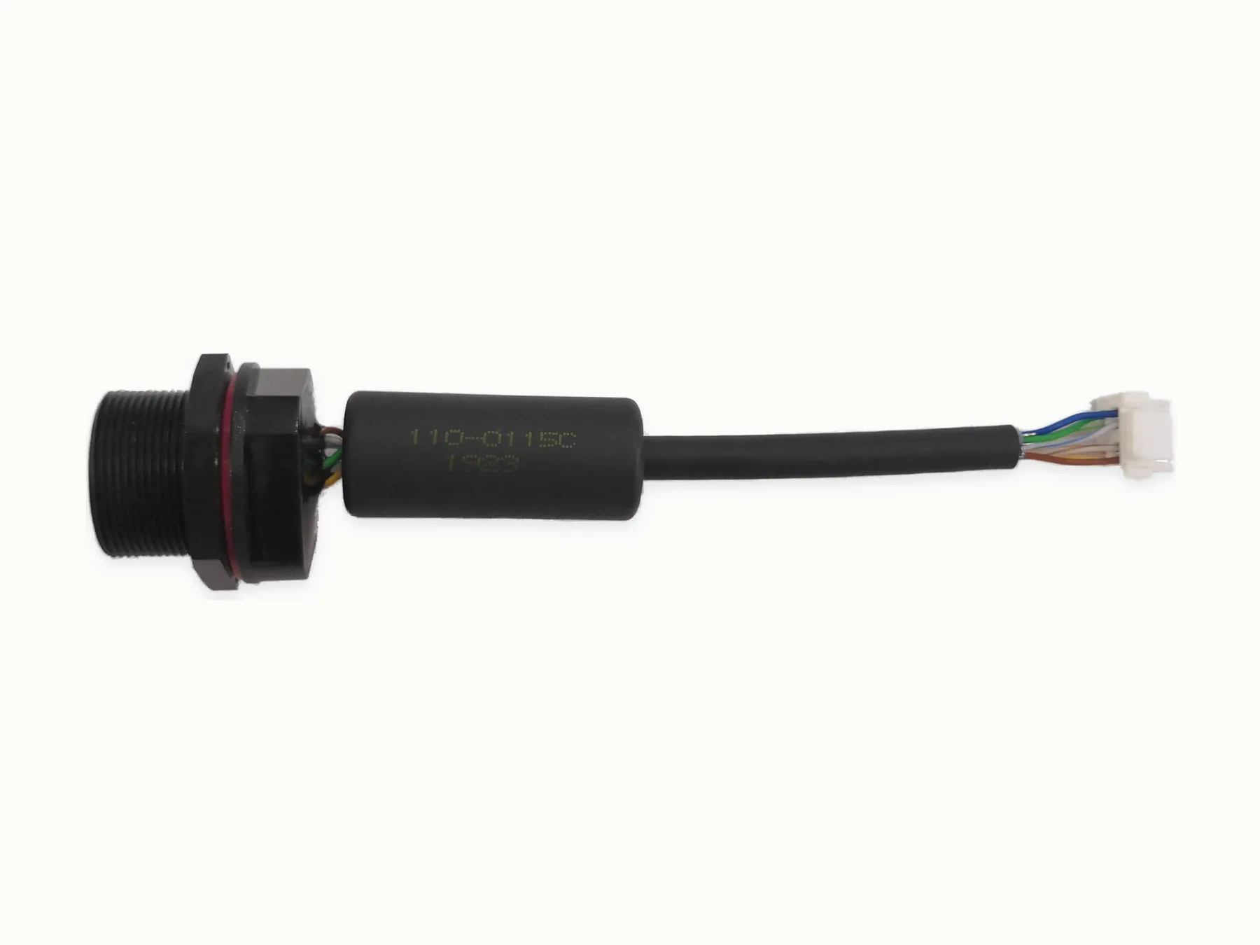 Detalle de cable con conector compacto, longitud medida y colores visibles