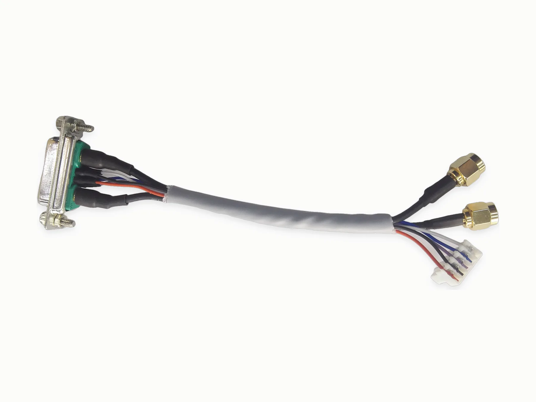 Conjunto de cable negro con conector D-sub y conector de panel moldeado