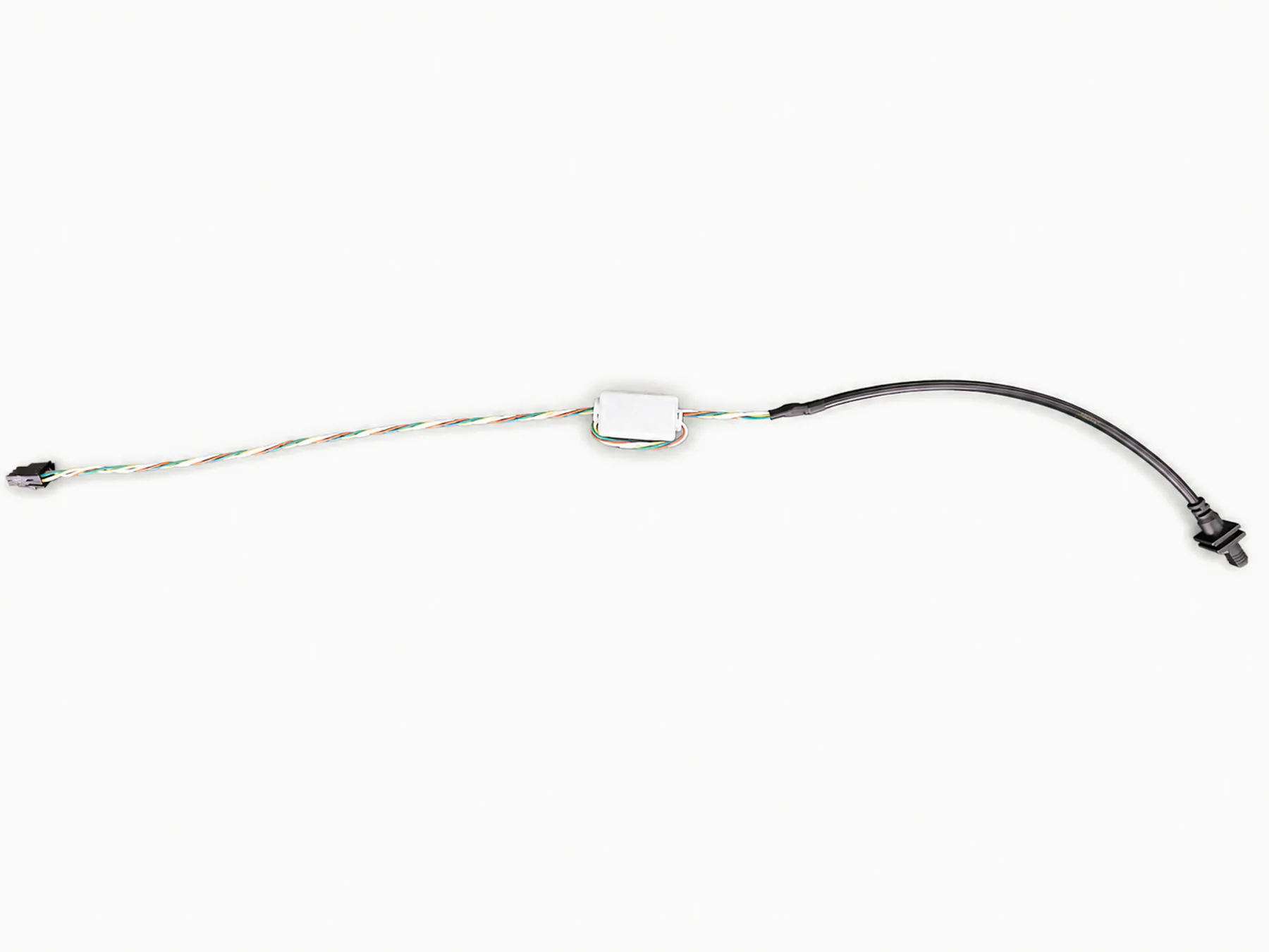 Conjunto de cable con varias secciones de conectores y componentes moldeados para planificar múltiples interfaces.