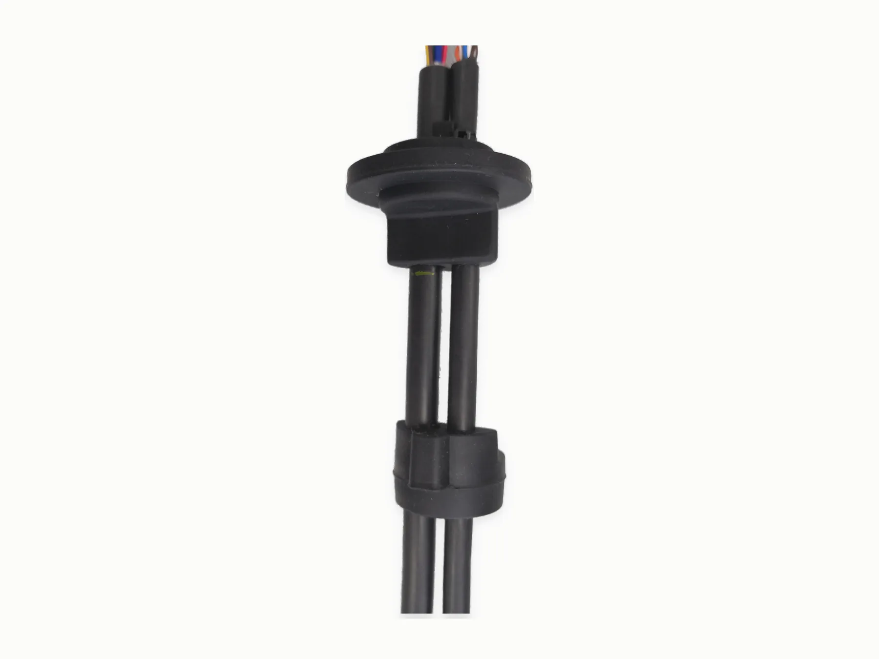 Detalle de un pasacables sobremoldeado en un cable negro
