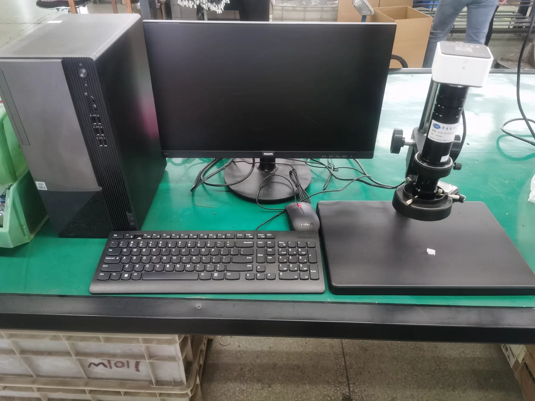 Microscopio stereoscopico usato per un'ispezione specificata dal progetto nello stabilimento MTTJ di Tianjin